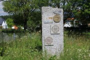 Trophäenstein mit den erhaltenen Medaillen