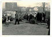 Straßeneinweihung 1958:<br>Ludwig Rauber mit Traktor, daneben Betty Gollner und Christa Gerber (Mutter von Jürgen Wegmann), vor dem Traktor Michael Schmidt (Rosa Zimmermanns Großvater)