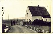 Haus Nr. 28: Während des Krieges gab es in Heidelheim ein Kriegsgefangenenlager. Die Kriegsgefangenen Serben und Franzosen waren im Saal des des Wirtshauses unter gebraucht. Zwei Soldaten führten die Aufsicht. Sie wohnten im Dachgeschoß des Gemeindehauses, Hs. Nr. 26.
		Einer der Soldaten war Franz Künzel der Bruder von Fred Künzel (Hs. Nr. 12). Er heiratete die verwitwete Berta März, geb. Kießling von Hs. Nr. 8. Berta Kießlings Mutter war die Schwester von Berta Kropf (Senior) vom Wirtshaus. Fam Kropf verkaufte ein Grundstück an Franz Künzel. 1948 baute er darauf Haus Nr. 28.
		In den 60er Jahren wurde das Haus mit Eternitplatten verblendet. Franz Künzel der Stiefopa von von Siegfried Fromm starb 1974, seine Frau Berta 1982. Siegfried Fromm erbte das Haus, entfernte die triste Eternitfassade und erweiterte das Haus in seiner Längsachse.
		2005 wurde die Garage angebaut. (Der Kräftige Mann auf dem Bild vor dem Zaun ist der Fleischbescheuer Gottlieb Reinel)