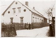 Haus Nr. 4: Aufnahme ca. 1950. Fred und seine Zwillingsschwester Irma mit Mutter Babette. Sie war verheiratet mit Josem Blobner, dem Knecht von Fam. Gollner.